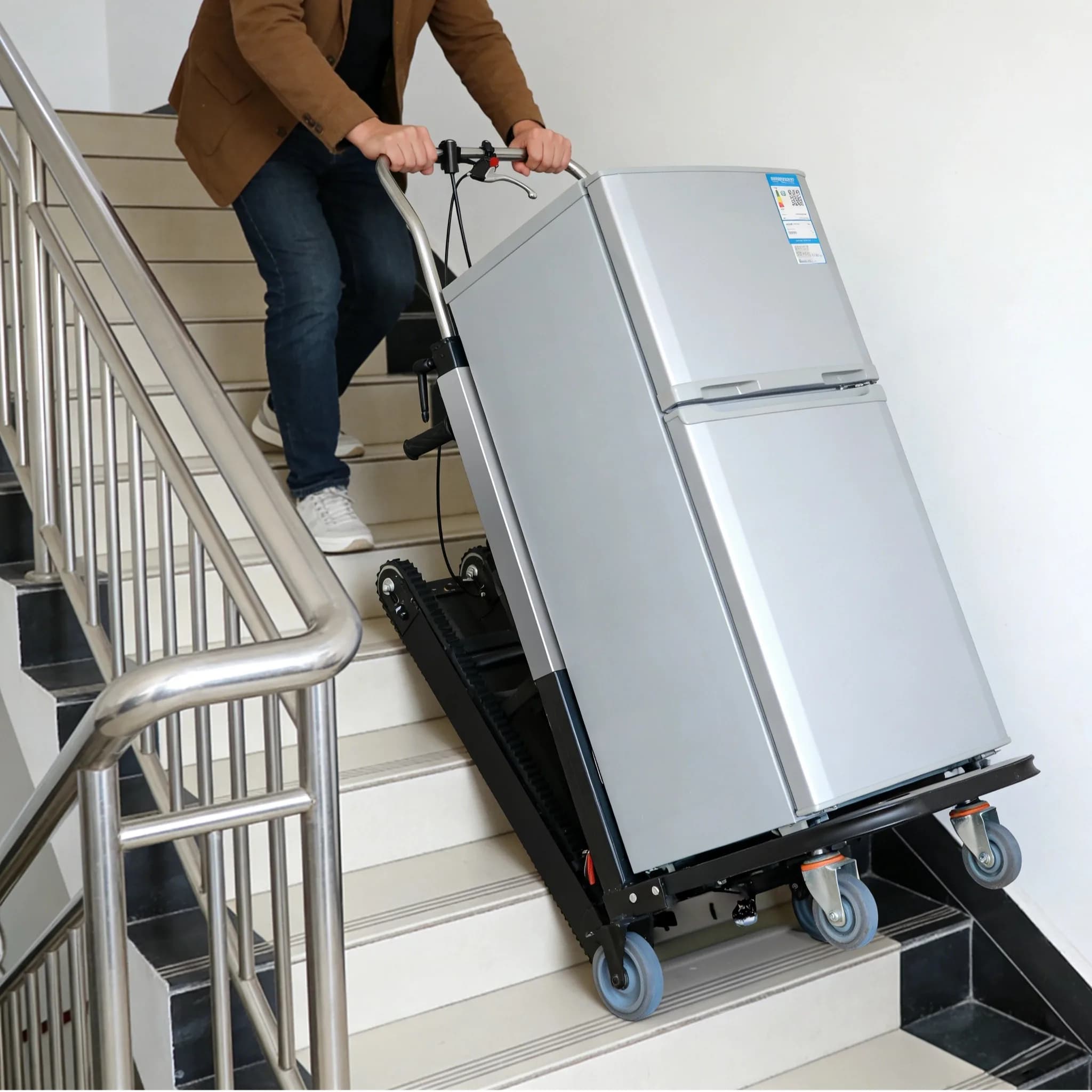 Nouveau modèle 2026 : monte-escalier électrique traîné, expédié depuis l'UE, capable de gérer des charges lourdes jusqu'à 300 kg.