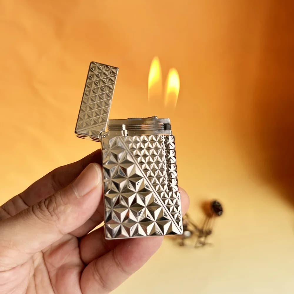 Accessoires de luxe pour briquets et cigarettes, avec un design de grille à flamme diamantée, et inclut des pièces de rechange.