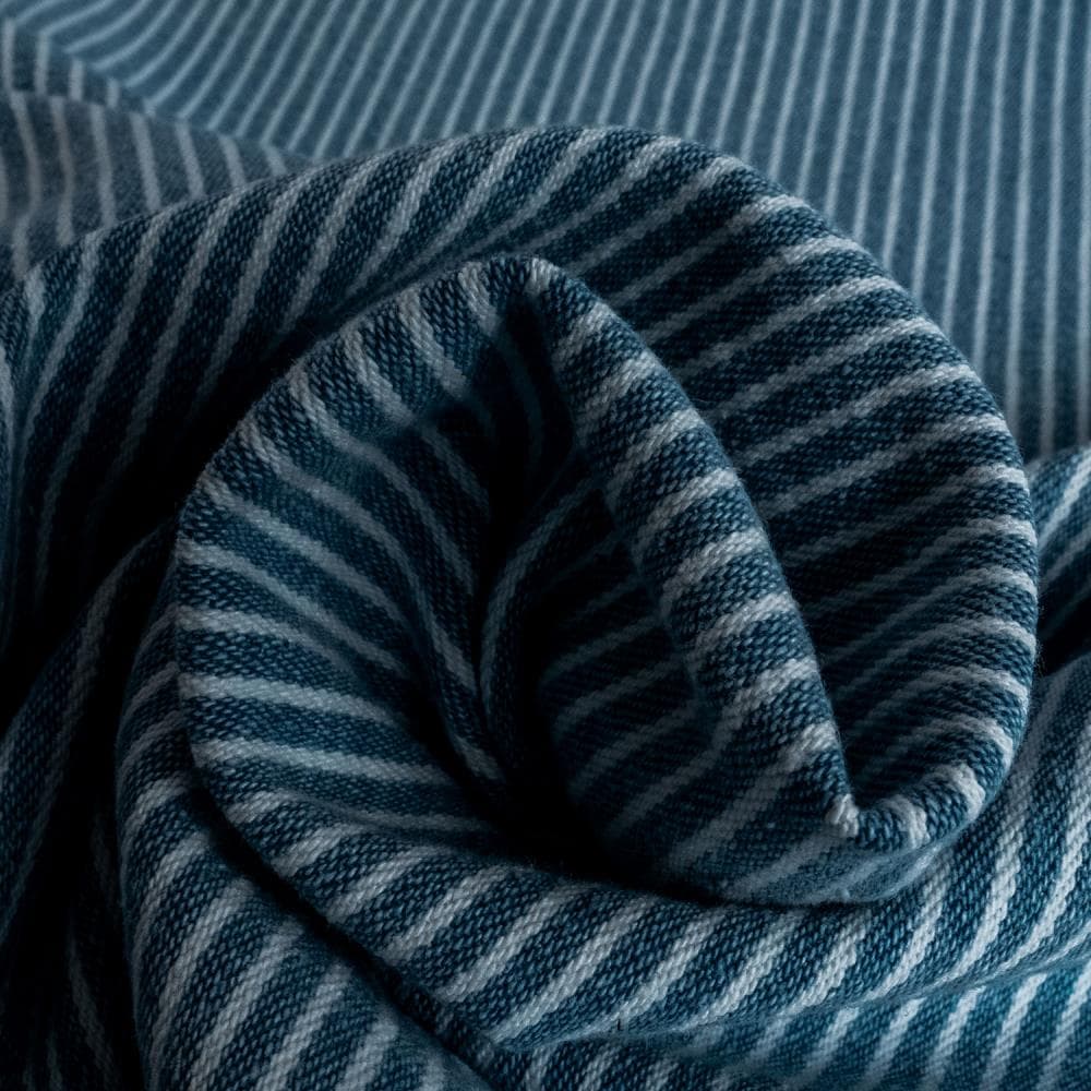 Donkerblauw gestreept stretch denim stof - katoen Stoffen - blauw - 135 cm breed