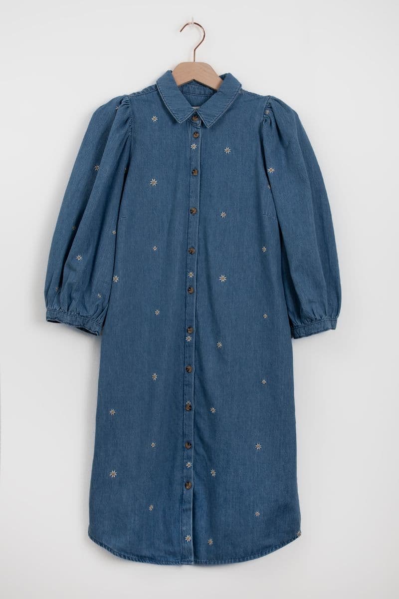 Robe En Jean Avec Manches Bouffantes Et Marguerites Brodées