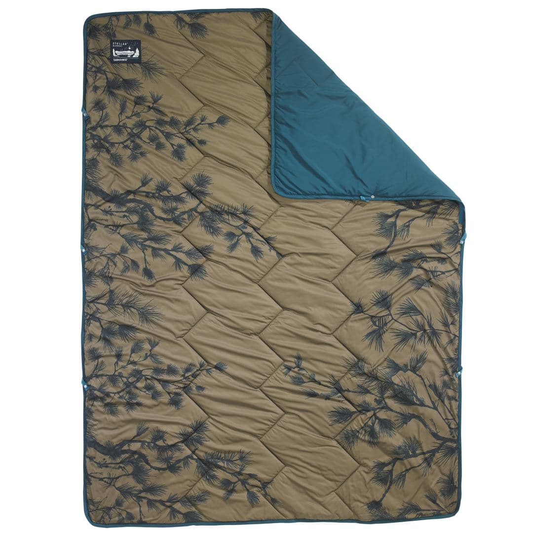 Stellar Deken Peeking Pine Print