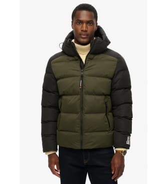 Superdryvoor mannen. M5011903A Gewatteerd sportjack met capuchon en zwarte, groene kleurvlakken (M), Casual, Gerecycled polyester, Duurzaam